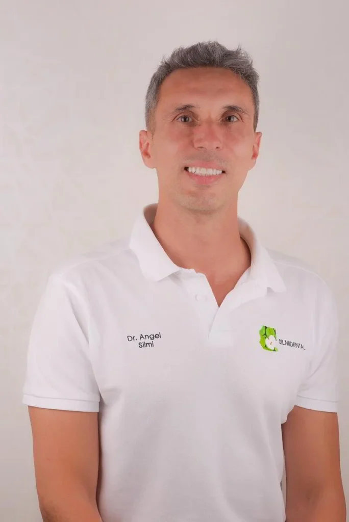 Doctor Angel Silmi Sonriendo, background blanco