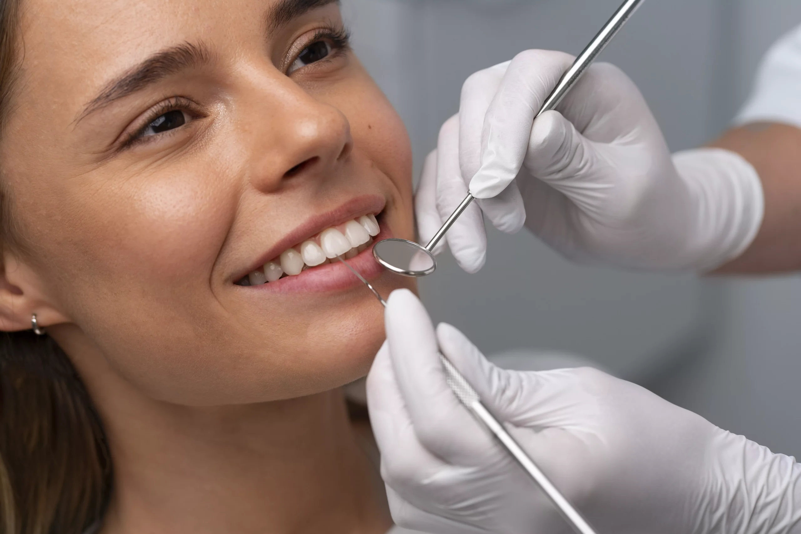 Rehabilitación estética y funcional para dientes dañados o debilitados. Las coronas dentales restauran la forma, tamaño y color del diente, integrándose perfectamente en tu sonrisa.