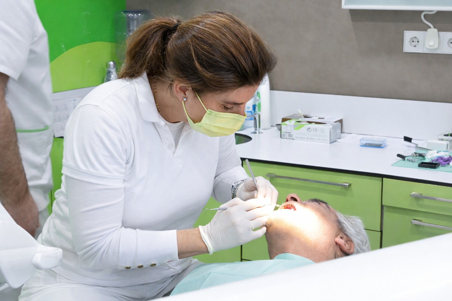 Dentista atendiendo a una paciente en Silmi Dental