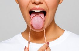 Raspador lingual: qué es, para qué sirve y cómo utilizarlo correctamente