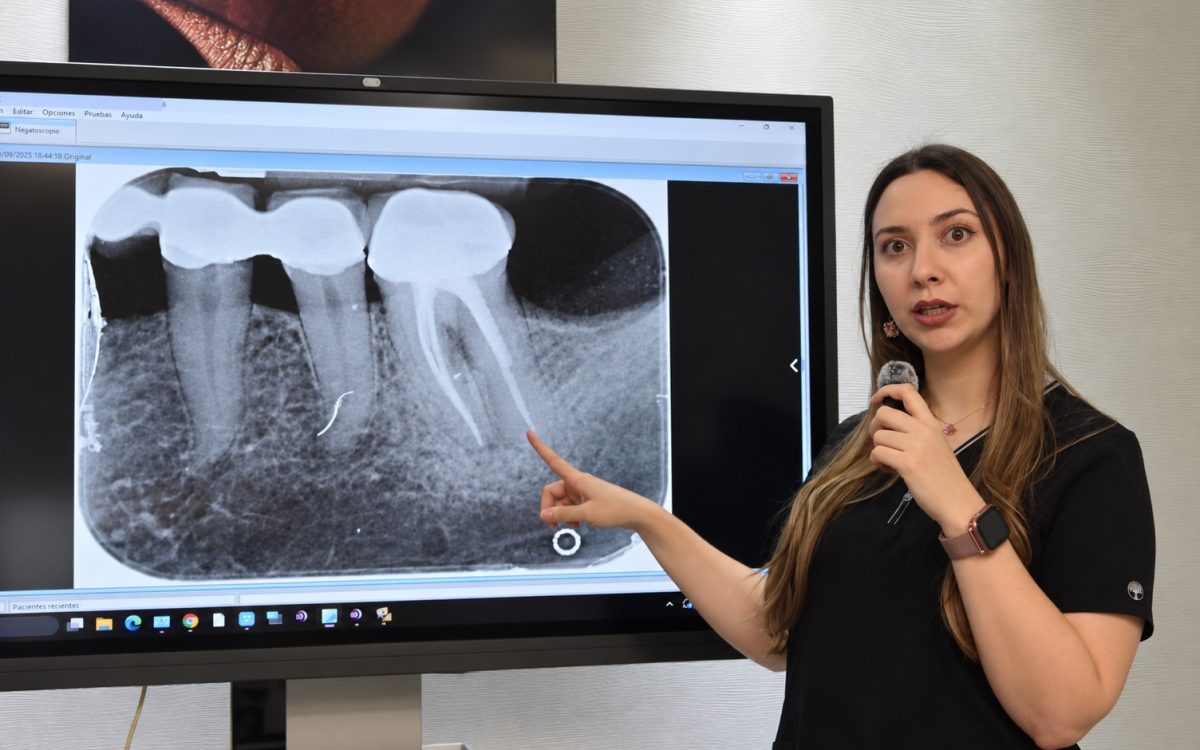 Dra. Stephanie Czechowicz explicando una radiografía dental en Silmi Dental