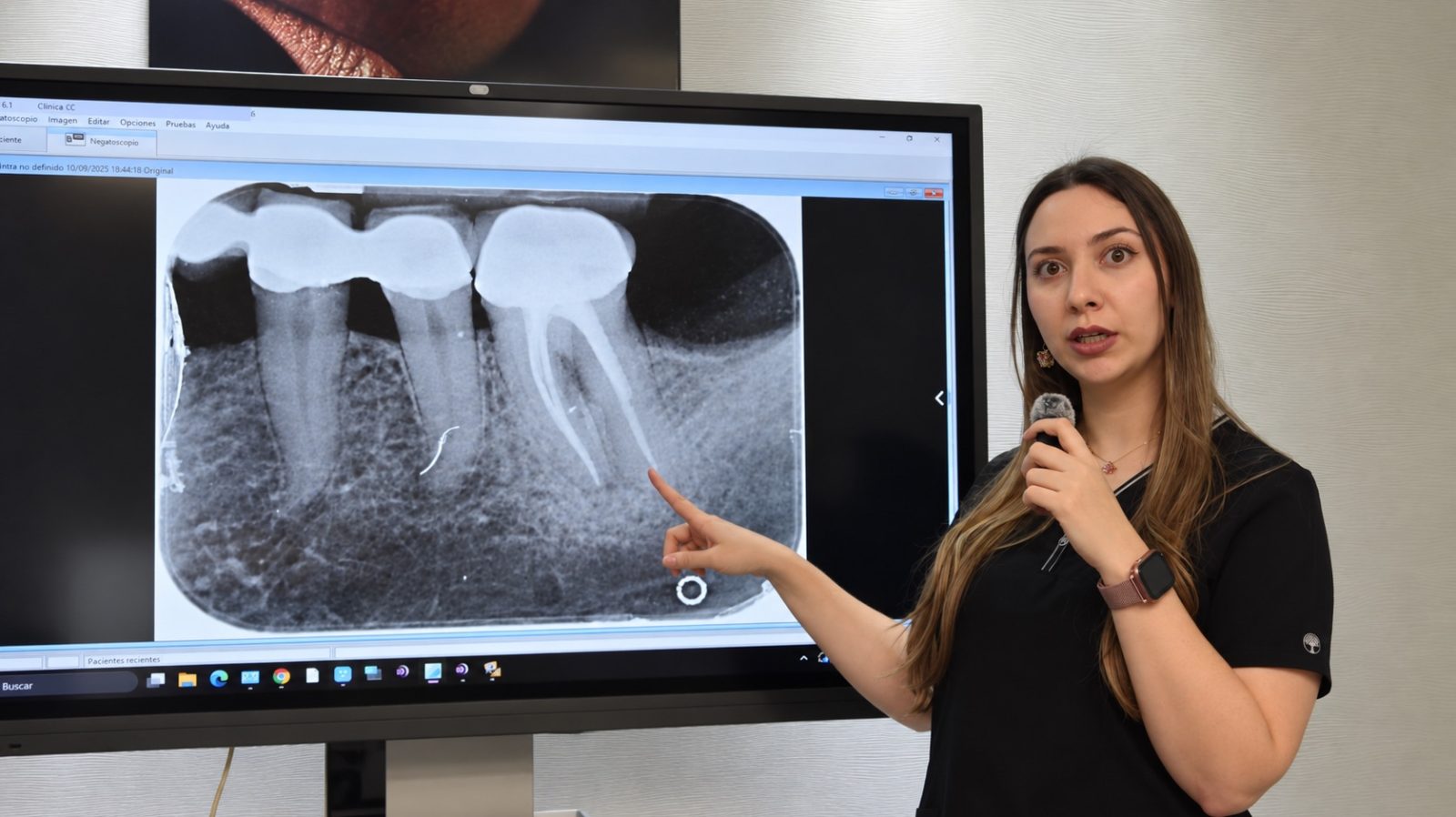 Dra. Stephanie Czechowicz explicando una radiografía dental en Silmi Dental